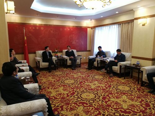 与中国铁路昆明局集团公司总工程师张新锦洽谈校企合作