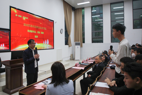 学校校长陈彬与学生现场互动照片