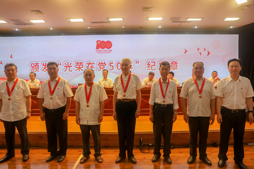 18刘书记和五十年老党员合照