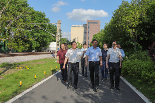 参观轨道交通实训基地