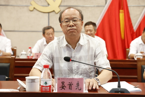 晏首先讲话