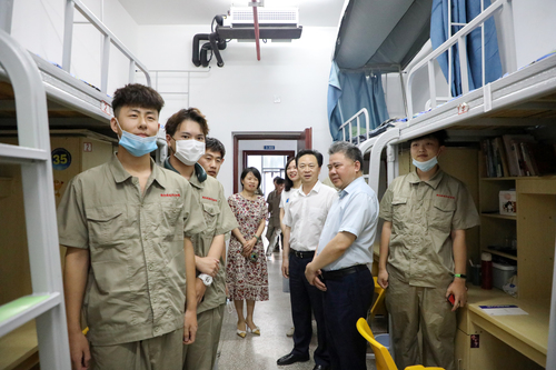 1 刘剑飞进学生宿舍询问学生情况