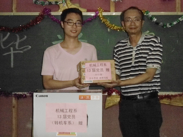 毕业生赠送母校纪念品