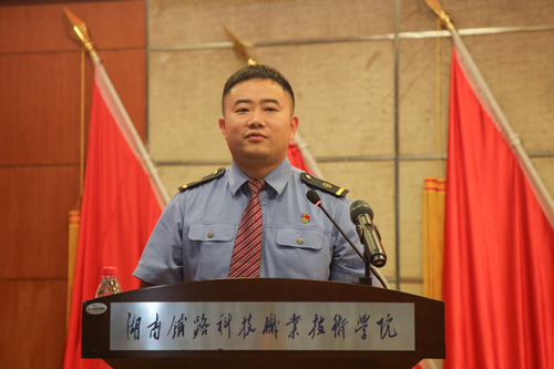 7.广铁集团广州南站技术员 丁非 讲话特写