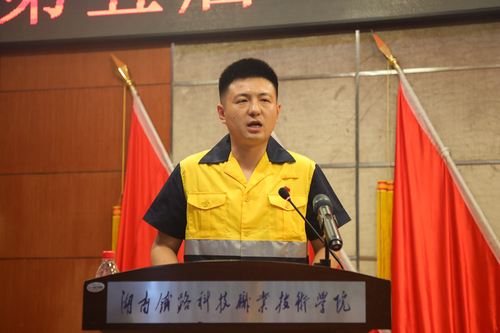 1.呼和浩特集团包头供电段响沙湾供电车间副主任  杜赫讲话特写