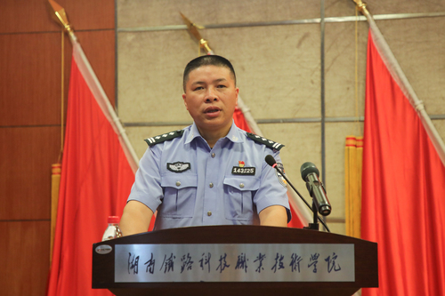 5.南昌铁路公安局福州公安处福州车站派出所副所长  杨仁德  讲话特写