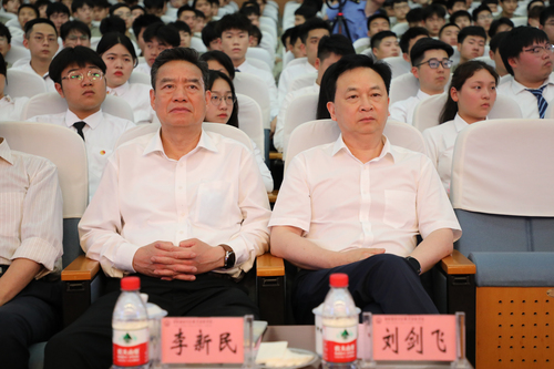 刘书记 李新民特写