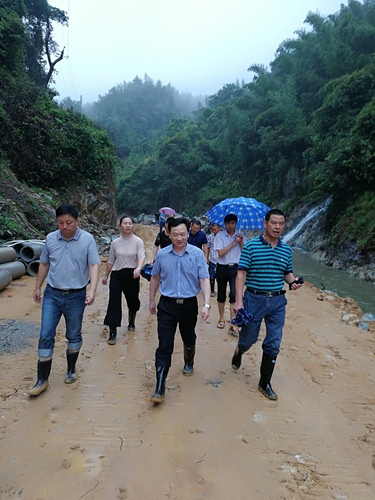 学院党委书记刘剑飞在墨龙村扶贫工程道路施工现场