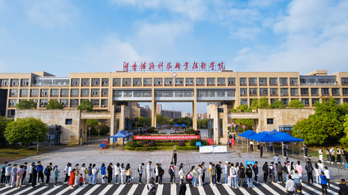 学校正门全景 (4)