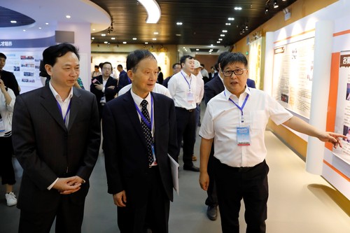 中车株机董事长周清和 参观学院校史馆 (2)