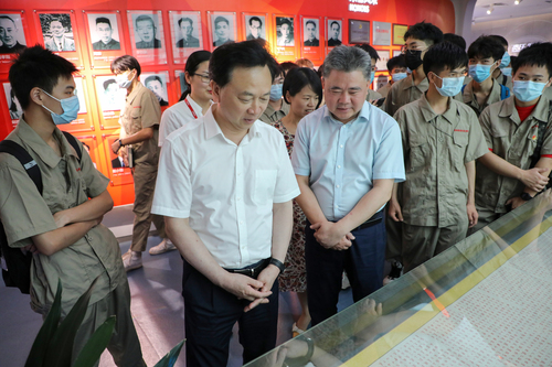 a 刘剑飞携学生参观中车株机展示馆 (1)