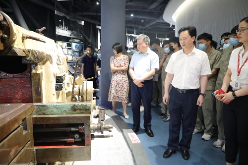 a 刘剑飞携学生参观中车株机展示馆 (7)