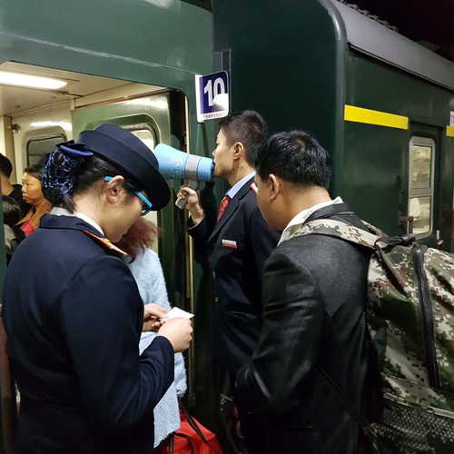 顶岗实习学生丁皓宇指引旅客有序乘车