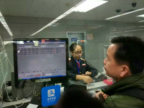 顶岗实习学生杨丽珍为旅客办理售票业务