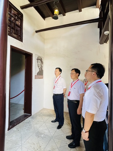 参观毛泽东住过的房间