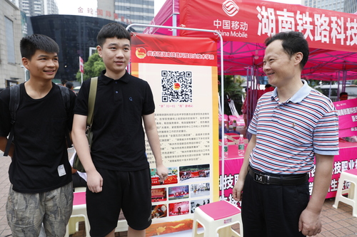 学院院长戴联华（右一）与新生亲切交谈