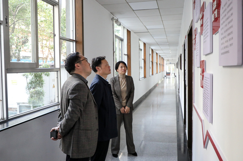 学校领导班子参观株洲“三个高地”指挥部 (1)