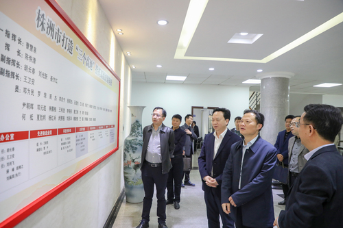 株洲市人大常委副主任刘剑飞带我校领导班子参观“三个高地”指挥部 (1)