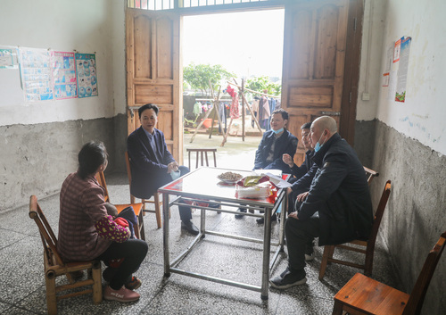 1、株洲市驻点带队市级领导、学院党委书记刘剑飞，院长戴联华慰问结对帮扶贫困户(1)