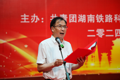 学校校长陈彬讲话特写