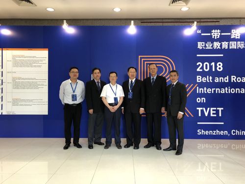 与国内外学校企业代表合影