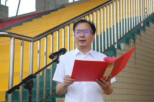 学校校长陈彬讲话特写