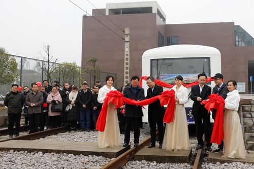 铁路科技职院刘剑飞书记与戴联华院长剪彩