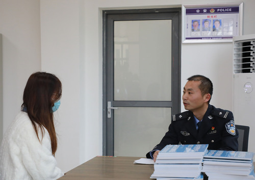 学生向警务处咨询户籍政策