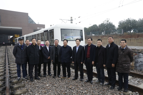 2019年2月26日在湖南铁路科技职院轨道交通共享实训基地，人物：右六王建之，右七杨胜跃，右五刘剑飞，左五戴联华，事情：王建之与杨胜跃就长河号特种载人有轨电车来院调研。拍摄者：姜梓建