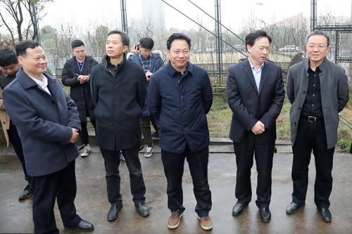 2019年2月26日在湖南铁路科技职院轨道交通共享实训基地，人物：右三王建之，左一杨胜跃，左二刘剑飞，右一戴联华，事情：王建之与杨胜跃就长河号特种载人有轨电车来院调研。拍摄者：姜梓建